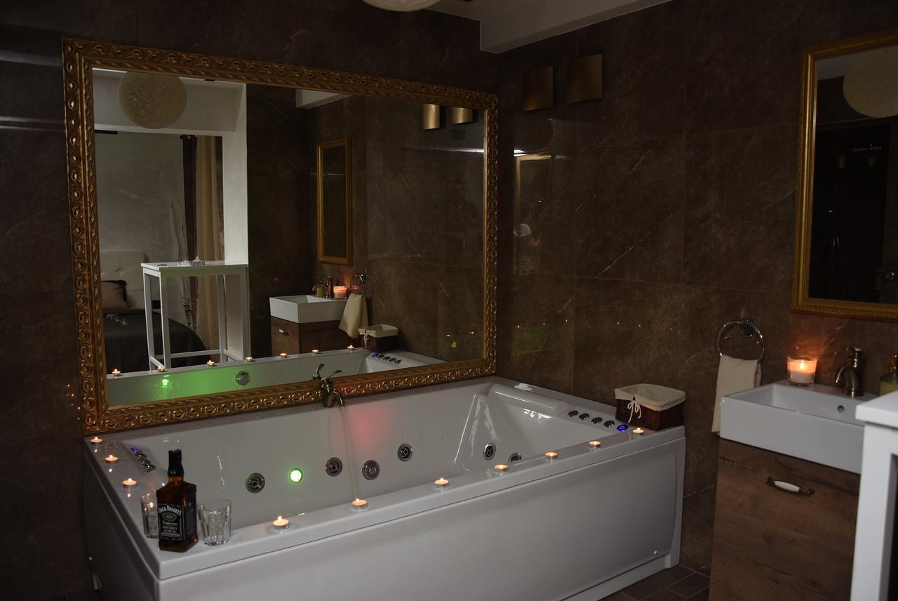 Central Business Apartments Jacuzzi Белград Стая снимка